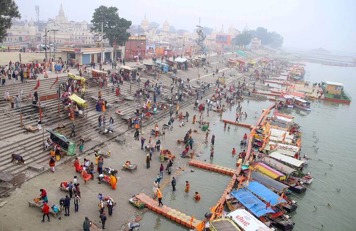 People take holy dip in the Sarayu river on the occasion of 'Makar Sankranti', in Ayodhya. (Image Source: PTI)