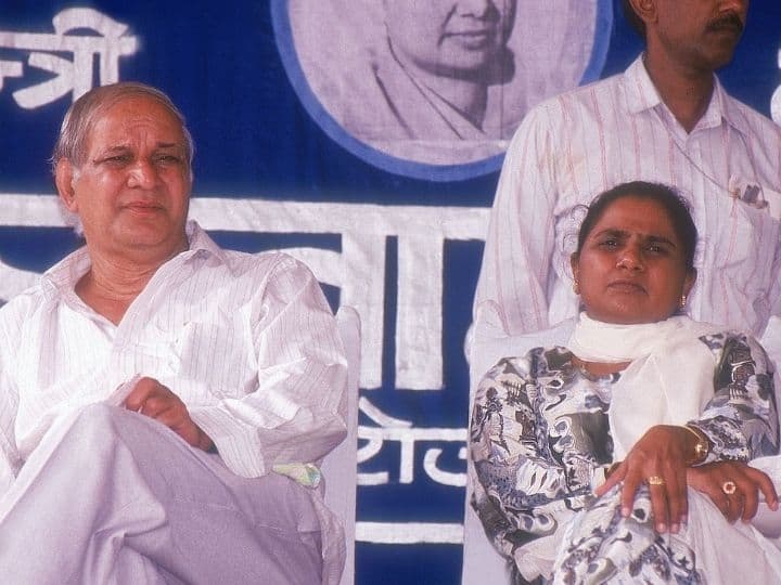 1977 में मायावती काशीराम के संपर्क में आईं और वे बहुजन मूवमेंट से जुड़ गईं. इसके बाद मायावती की दिलचस्पी राजनीति की ओर बढ़ने लगीं. लेकिन मायावती का राजनीति में आना उनके पिता को पसंद नहीं था. इसलिए मायावती ने घर छोड़ दिया.