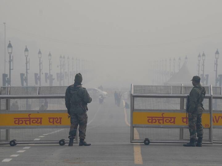 राजधानी दिल्ली में सोमवार (15 जनवरी) की शुरुआत कड़ाके की ठंड और कोहरे से हुई, लेकिन दिन चढ़ने के साथ ही धूप खिलने से लोगों को कंपकंपाती सर्दी से राहत मिली. सोमवार (15 जनवरी) सुबह न्यूनतम तापमान 3.3 डिग्री सेल्सियस दर्ज किया गया, जो इस मौसम का सबसे कम तापमान रहा. (फाइल फोटो)