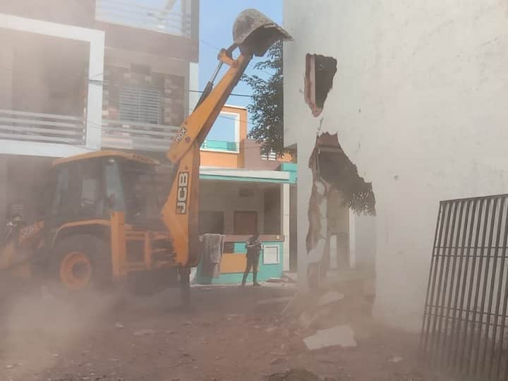 MP Police Demolished Accused House involved in Serious Crimes and Blackmail Ujjain bulldozer ann MP: उज्जैन में गरजा सीएम  मोहन यादव का बुलडोजर, कुख्यात बदमाशों के घर पुलिस ने किए जमींदोज