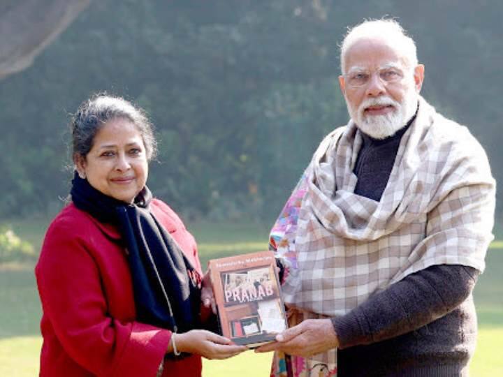 Former President Pranab Mukherjee Daughter Sharmistha Mukherjee Meets PM Modi gave bOOK Pranab My Father प्रणब मुखर्जी की बेटी शर्मिष्ठा मुखर्जी ने पीएम मोदी से की मुलाकात, कहा- बाबा के प्रति उनका सम्मान कम नहीं हुआ