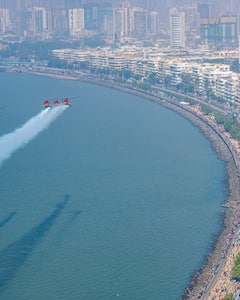 भारतीय हवाई दलाचा मुंबईत एअर शो; सूर्यकिरण आणि 'सारंग' हेलिकॉप्टर प्रात्यक्षिक पथकाद्वारे  चित्तथरारक कसरती