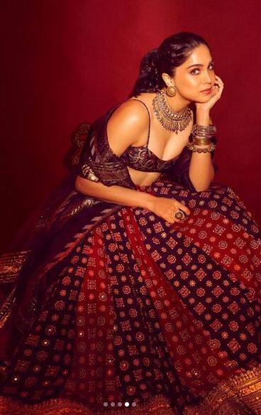 ਗਲੋਸੀ ਮੇਕਅਪ ਦੇ ਨਾਲ ਓਪਨ ਹੇਅਰ ਸਟਾਈਲ ਨਾਲ ਮੈਚ ਕਰਦੇ ਹੋਏ ਸ਼ਰਵਰੀ ਵਾਘ ਨੇ ਇਸ ਦੌਰਾਨ ਕਈ ਸ਼ਾਨਦਾਰ ਪੋਜ਼ ਦਿੱਤੇ।