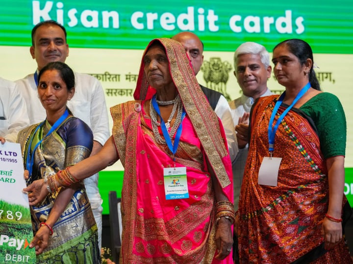 Kisan Credit Card: भारत के लाखों किसानों के लिए केंद्र सरकार और राज्य सरकारों की तरफ से अपने स्तर पर योजनाएं चलाई जाती हैं.