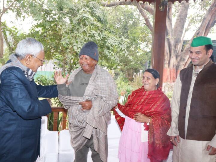 नीतीश कुमार के पहुंचने पर लालू यादव ने स्वागत किया. नीतीश के पिछले गेट से घुसने को लेकर चर्चा जो भी हो लेकिन तस्वीर में लालू, राबड़ी और तेज प्रताप के चेहरे पर मुस्कान जरूर है.