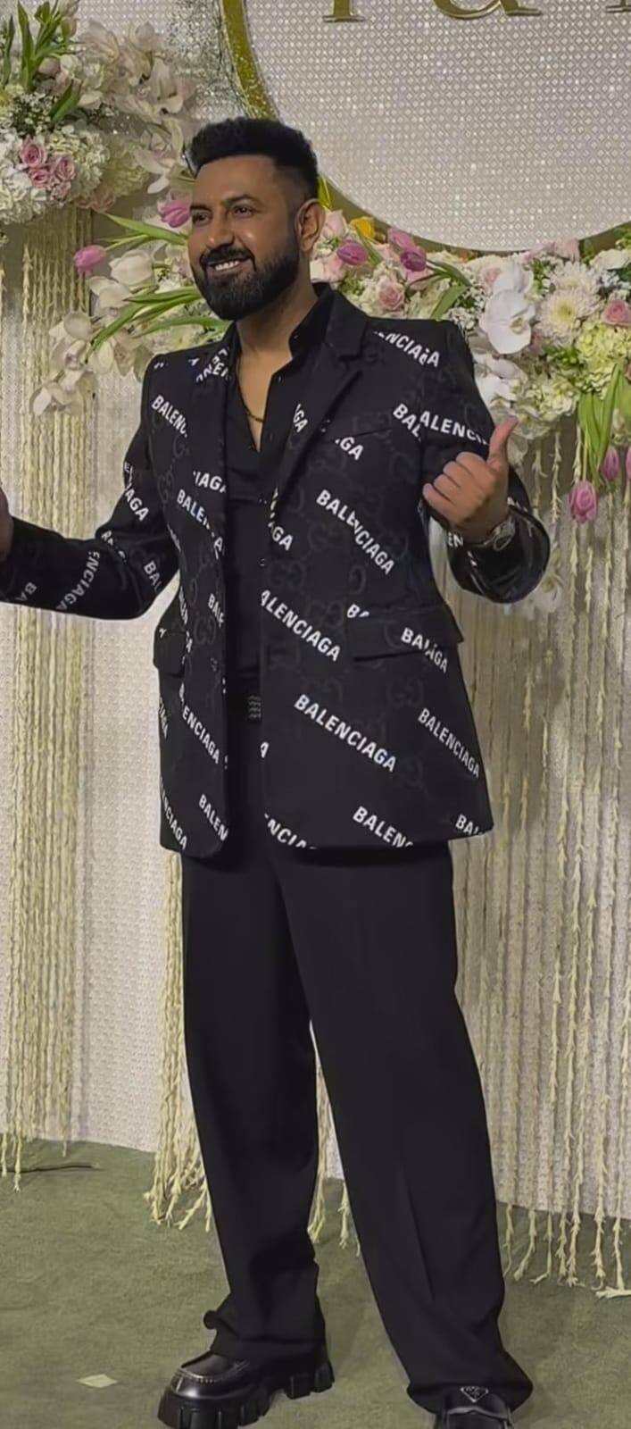 ਪੰਜਾਬੀ ਇੰਡਸਟਰੀ ਤੋਂ ਗਿੱਪੀ ਗਰੇਵਾਲ, ਕਪਿਲ ਸ਼ਰਮਾ ਤੇ ਸ਼ਹਿਨਾਜ਼ ਗਿੱਲ ਨੇ ਈਰਾ-ਨੁਪੁਰ ਦੀ ਵੈਡਿੰਗ ਰਿਸੈਪਸ਼ਨ 'ਚ ਹਾਜ਼ਰੀ ਲਵਾਈ। ਇਸ ਦਰਮਿਆਨ ਗਿੱਪੀ ਗਰੇਵਾਲ ਦਾ ਕੂਲ ਲੁੱਕ ਚਰਚਾ 'ਚ ਬਣਿਆ ਹੋਇਆ ਹੈ।