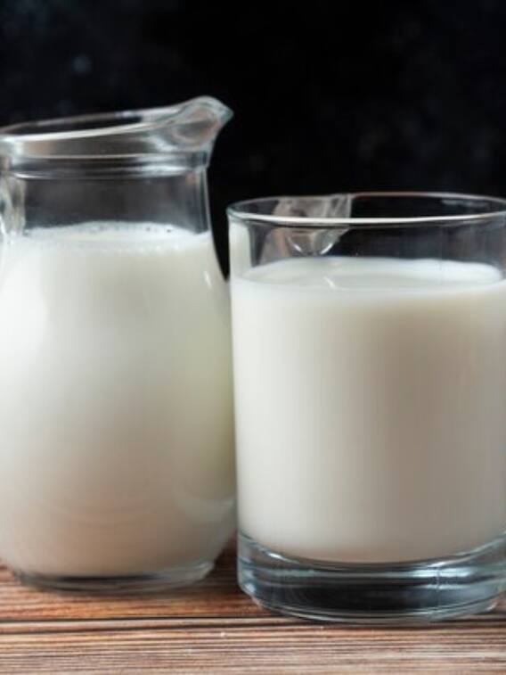 सुबह या रात... सर्दी में गर्म दूध कब पीना चाहिए?