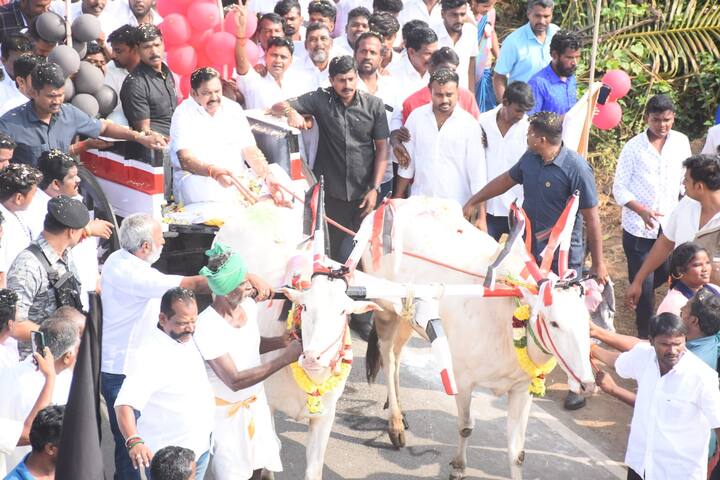 அதுமட்டுமில்லாமல், அலங்காரம் செய்யப்பட்டு இருக்கும் அழகான மாட்டு வண்டியையும் அசால்டாக ஓட்டி அசத்தினார் ஈபிஎஸ்