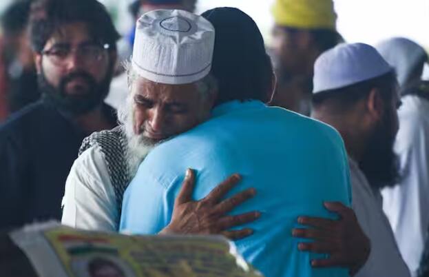 ਹੱਜ ਲਈ ਇੱਕ ਸਮੂਹ ਵਿੱਚ ਵੱਧ ਤੋਂ ਵੱਧ 5 ਉਮੀਦਵਾਰ ਹੀ ਅਪਲਾਈ ਕਰ ਸਕਦੇ ਹਨ। ਇਸ ਤੋਂ ਇਲਾਵਾ ਪਹਿਲਾਂ ਦੀ ਤਰ੍ਹਾਂ 45 ਸਾਲ ਤੋਂ ਵੱਧ ਉਮਰ ਦੀਆਂ ਔਰਤਾਂ ਵੀ ਬਿਨਾਂ ਮਹਿਰਮ ਤੋਂ ਇਕੱਲੀਆਂ ਹੱਜ ਕਰ ਸਕਣਗੀਆਂ।