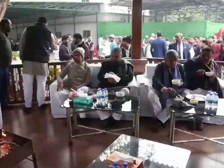 बिहार के मुख्यमंत्री नीतीश कुमार सोमवार को राबड़ी आवास पैदल ही पहुंचे. उनके साथ ललन सिंह, विजय कुमार चौधरी भी गए थे. एक सोफा पर बिहार विधानसभा के अध्यक्ष अवध बिहारी चौधरी और नीतीश कुमार बैठे थे तो वहीं बगल के सोफा पर लालू यादव बैठे थे. कुछ तस्वीरों को देख हलचल समझिए.