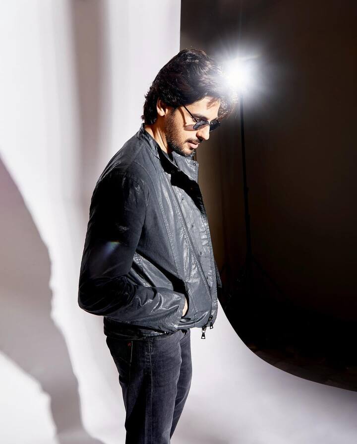 सिद्धार्थ मल्होत्रा ने साल 2012 में आई करण जौहर की फिल्म 'स्टूडेंट ऑफ़ द ईयर' से बड़े पर्दे पर कदम रखा था. इस फिल्म ने एक्टर को रातोंरात स्टार बना दिया था. फिल्म में उनकी एक्टिंग के साथ-साथ स्टाइल ने भी फैंस का खूब दिल जीता था. कल यानि 16 जनवरी को एक्टर 39 साल के होने जा रहे हैं ऐसे में हम आपको उनकी फिल्मों की बॉक्स ऑफिस रिपोर्ट से रूबरू करवा रहे हैं. जो बेहद चौंका देने वाली है.