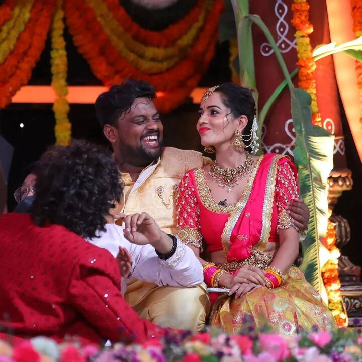 సంక్రాంతి సందర్భంగా టెలికాస్ట్ అవ్వబోతున్న ఈ ఈవెంట్లో గతంలో బిగ్బాస్ హౌస్కి వచ్చిన సెలబ్రేటీలు కూడా పాల్గొన్నారు. అరియానా గ్లోరీ కూడా ఈ ఈవెంట్లో కనిపించింది.(Image Sources : Instagram/tastyteja)