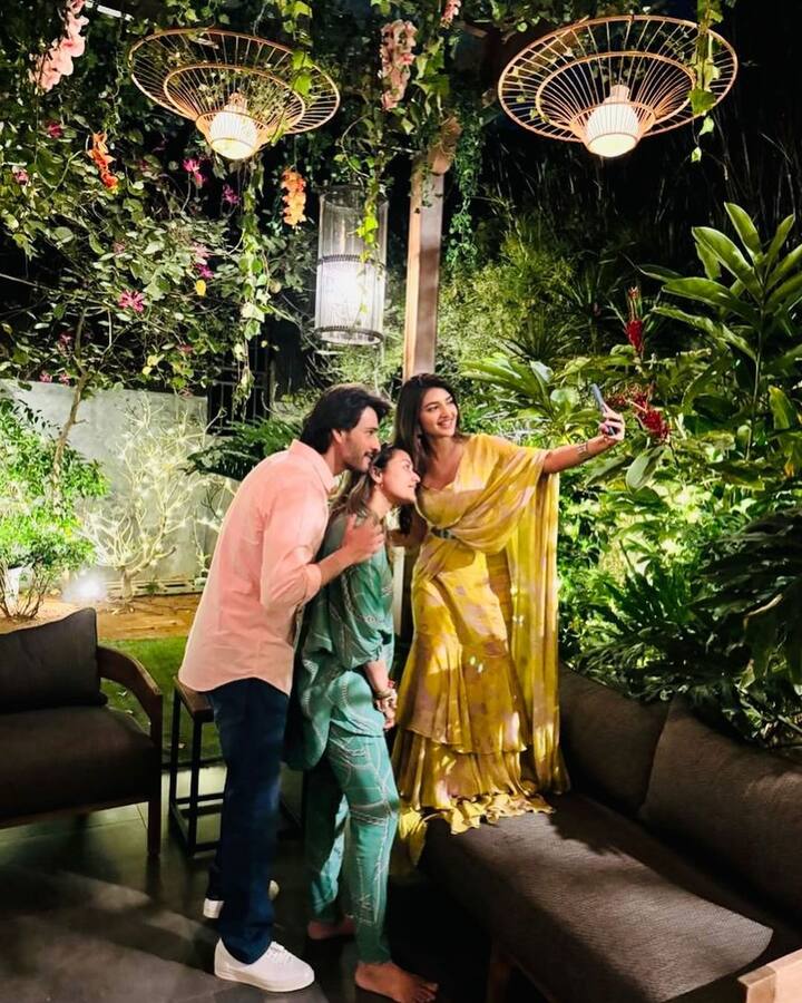 तस्वीरों में महेश बाबू के साथ उनकी पत्नी नम्रता शिरोडकर, एक्ट्रेस श्रीलीला, वामसी और मीनाक्षी चौधरी भी नजर आ रही हैं.