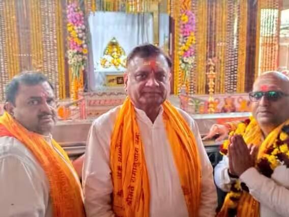 ગયા અઠવાડિયે, કોંગ્રેસ અધ્યક્ષ મલ્લિકાર્જુન ખડગે, પાર્ટીના ભૂતપૂર્વ અધ્યક્ષ સોનિયા ગાંધી અને લોકસભામાં પાર્ટીના નેતા અધીર રંજન ચૌધરીએ ઉદ્ઘાટન સમારોહમાં હાજરી આપવાનું આમંત્રણ 'આદરપૂર્વક નકારી કાઢ્યું' હતું, તેને ભાજપ પર ચૂંટણીમાં ફાયદો મેળવવા માટે 'રાજકીય પ્રોજેક્ટ' ગણાવ્યો હતો. મેકઅપનો આરોપ લગાવતા તેણે કહ્યું હતું કે ધર્મ એ 'વ્યક્તિગત બાબત' છે.