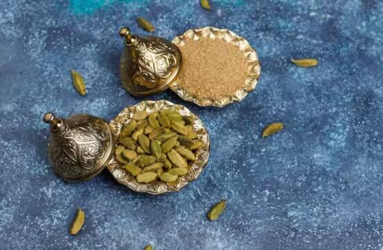 ਜੇਕਰ ਤੁਸੀਂ ਆਲੂ, ਪਿਆਜ਼ ਅਤੇ ਟਮਾਟਰ ਦੀ ਕਾਸ਼ਤ ਕਰਕੇ ਥੱਕ ਗਏ ਹੋ, ਤਾਂ ਇਹ ਖਬਰ ਤੁਹਾਡੇ ਲਈ ਮਹੱਤਵਪੂਰਨ ਹੈ। ਇਨ੍ਹਾਂ ਫ਼ਸਲਾਂ ਤੋਂ ਇਲਾਵਾ ਤੁਸੀਂ ਇਲਾਇਚੀ ਦੀ ਕਾਸ਼ਤ ਕਰਕੇ ਵੀ ਚੰਗਾ ਮੁਨਾਫ਼ਾ ਲੈ ਸਕਦੇ ਹੋ।