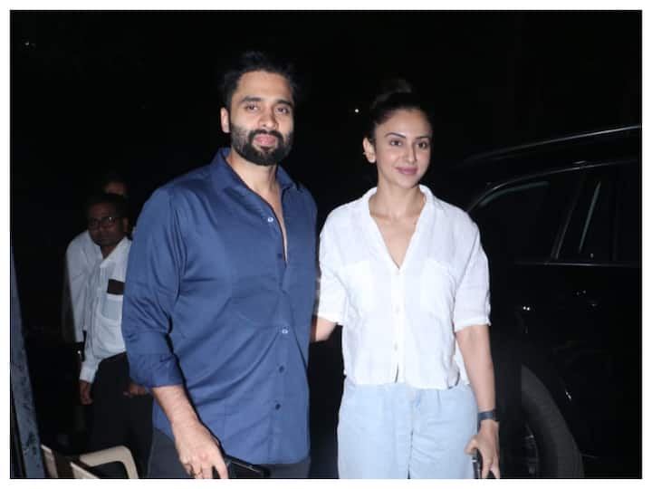 Rakul Preet Singh and Jackky Bhagnani were spotted together at a restaurant in Bandra, Mumbai.