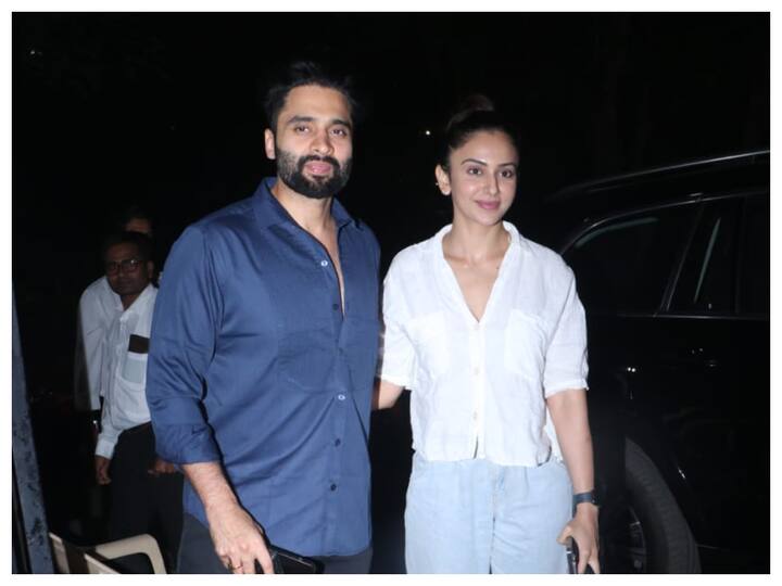 Rakul Preet Singh and Jackky Bhagnani were spotted together at a restaurant in Bandra, Mumbai.