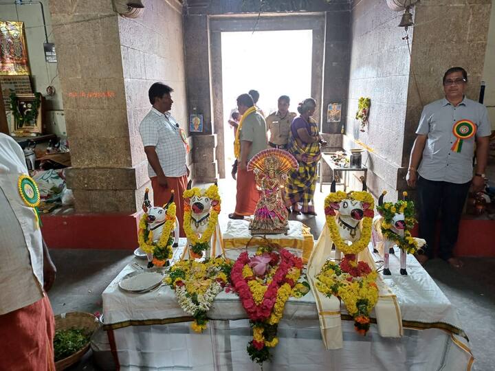 தேனி மாவட்டம் கம்பம் நந்தகோபால சாமி தம்பிரான் மாட்டுதொழுதான் இது (மாடுகளுக்கென அமைக்கப்பட்ட கோயில்)