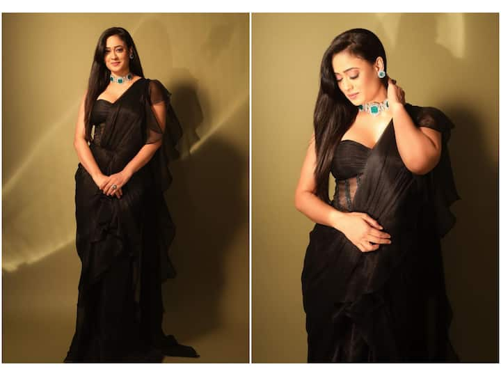 Shweta Tiwari is treating fans and followers to her gorgeous pictures dressed in a black saree.