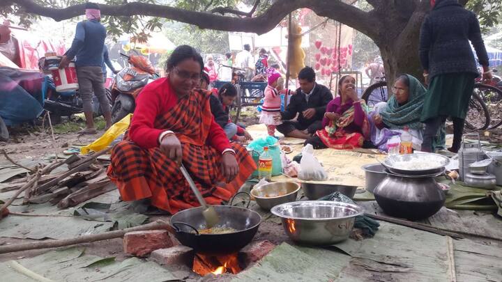 এই মেলায়  আছে ঢালাও রুই, কাতলা, ইলিশ, ভেটকি, ভোলা ভেটকি। রয়েছে কাঁকড়া, শংকর মাছও।  মাছে-ভাতে বাঙালির কাছে এর থেকে লোভনীয় মেলা আর হতে পারে নাকি !