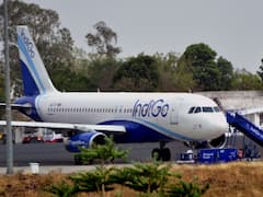 'मोबाइल छीना, हाथ मोड़ा, पसर्नल फोटो डिलीट की', महिला पैसेंजर का दावा- एयर होस्टेस ने की बदसलूकी