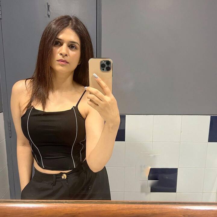 శ్రద్ధా దాస్ మిర్రర్ సెల్ఫీ (Image Courtesy : Shraddha Das Instagram)