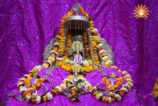 શ્રી રામ જન્મભૂમિ તીર્થ ક્ષેત્રે કહ્યું હતું કે મંદિરના ગર્ભગૃહમાં તમામ 14 સુવર્ણ જડિત દરવાજા લગાવવાનું કામ પૂર્ણ થઈ ગયું છે. મંદિરમાં આવો પહેલો દરવાજો 8 જાન્યુઆરી 2024ના રોજ લગાવવામાં આવ્યો હતો.
