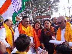 रामलला के दरबार में पहुंची कांग्रेस, अजय राय को मिला गदा, आचार्य सत्येंद्रदास ने दी खाने को खिचड़ी