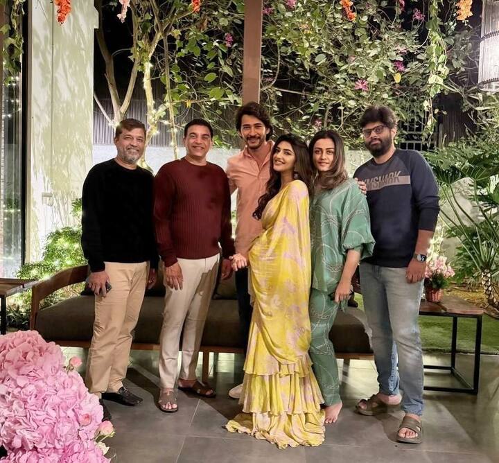 इन तस्वीरों में सभी स्टार्स स्टाइलिश लुक में नजर आ रहे हैं. महेश बाबू हमेशा की तरह अपनी सादगी से फैंस का दिल जीत रहे हैं उन्होंने पिंक शर्ट के साथ काली पैंट कैरी की है. वहीं नम्रता तस्वीरों में ऑलिव कलर का को-अर्ड सेट पहने दिखी.