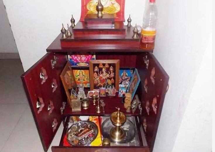 Remove these things from temple of your home  Vastu Tips :  મંદિરની આસપાસ ન રાખવી જોઈએ આ વસ્તુઓ, જાણી લો નહી તો થશે નુકસાન