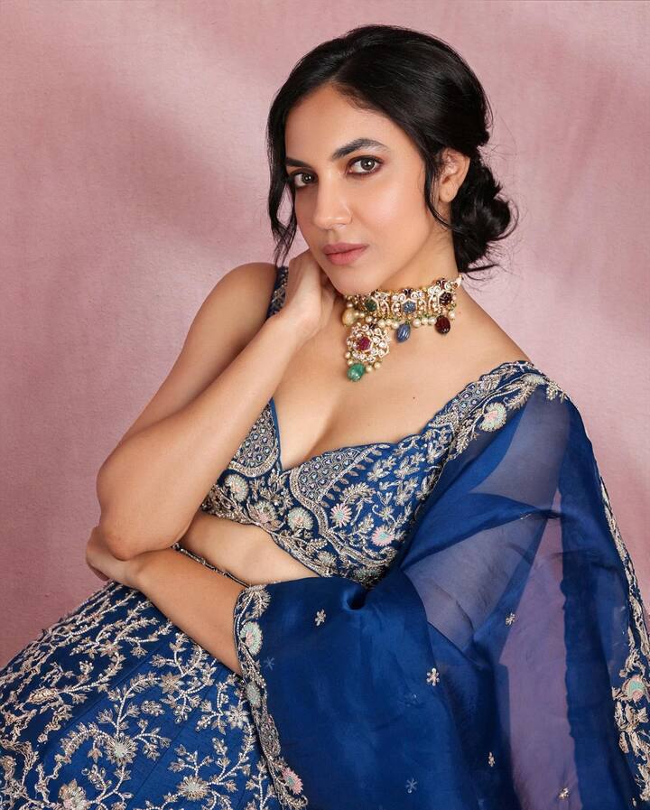 పెళ్లి కళ అంటే రీతూ వర్మను పెళ్లి చేసుకోమని కాదు... ఆ అమ్మాయి ధరించిన డ్రస్ కాబోయే పెళ్లి కుమార్తెలకు, త్వరలో పెళ్లి చేసుకోవాలని భావించే అమ్మాయిలకు మంచి ఆప్షన్ అన్నమాట. (Image Courtesy : rituvarma / Instagram)