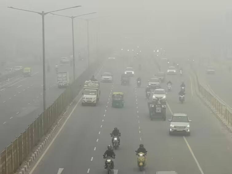 Delhi Wakes Up To Thick Fog Again Over 100 Flights Affected fog continue 3 days Delhi Fog: டெல்லியை வாட்டும் குளிர்! ஆங்காங்கே நிறுத்தப்பட்ட ரயில்கள்; 100 விமான சேவை பாதிப்பு - மக்கள் தவிப்பு!
