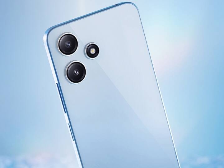 इस फोन का नाम Redmi 12 5G है, जो इस लिस्ट का दूसरा बजट स्मार्टफोन है. सेल में मिलने वाले ऑफर्स का फायदा उठाकर 11,999 रुपये या उससे भी कम कीमत में खरीदा सकता है. इस फोन में 8GB RAM, 256GB स्टोरेज, 6.7 इंच की डिस्प्ले, 90Hz रिफ्रेश रेट, Qualcomm Snapdragon 4 Gen 2 चिपसेट, 5000mAh बैटरी, 50MP बैक, और 8MP फ्रंट कैमरा सेटअप दिया गया है.