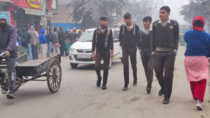 स्कूल का समय सुबह दस बजे से शाम चार बजे तक का कर दिया गया है. गुरुग्राम के डीसी निशांत कुमार यादव ने ये निर्देश जारी करते हुए कहा कि अभी नर्सरी से तीसरी कक्षा तक के छोटे बच्चों के लिए शीतकालीन अवकाश 20 जनवरी तक रहेगा.