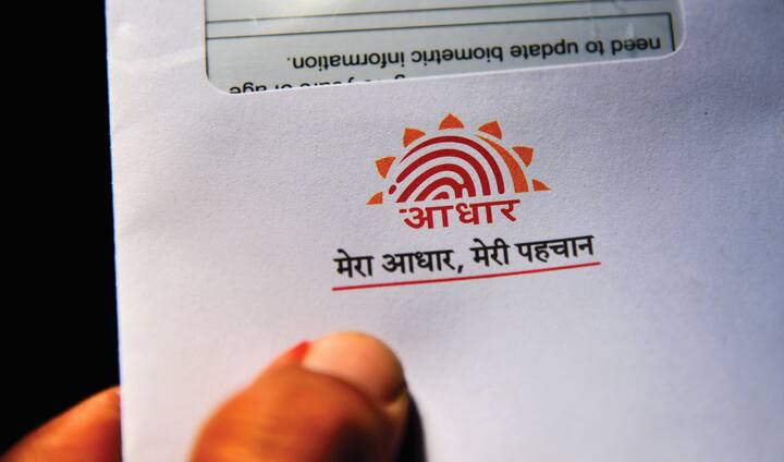 एक आधार कार्ड पर ज्यादा से ज्यादा 9 सिम कार्ड खरीदे जा सकते हैं. यानी आप अपने ही आधार से अपने परिवारजनों के लिए भी सिम ले सकते हैं.