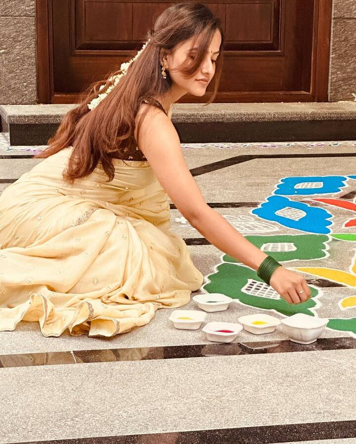 యూట్యూబర్ గా కెరీర్ ప్రారంభించిన వైష్ణవి చైతన్య అనతి కాలంలోనే హీరోయిన్ గా మంచి గుర్తింపు తెచ్చుకుంది