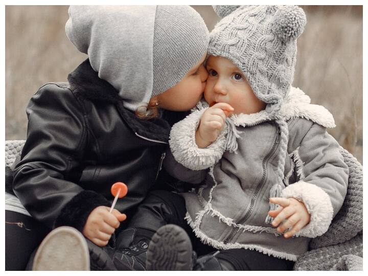 हीटर के कारण कमरे की नमी कम हो जाती है. यदि बच्चों के कमरे में नमी कम हो जाती है तो उनकी सांस के लिए परेशानी हो सकती है. सूखी हवा के कारण बच्चों की नाक और गले में खराश आ सकती है. इससे बचने के लिए कमरे में ह्यूमिडिफायर का प्रयोग करना चाहिए.
