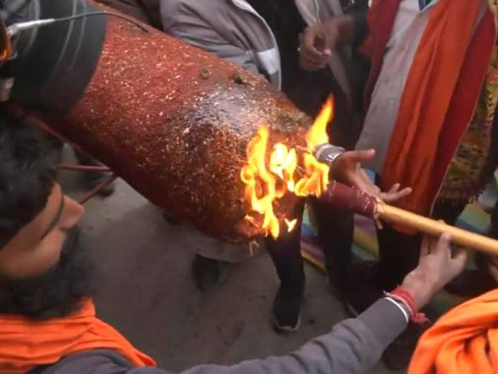 The 108-feet incense stick lit in the presence of Shri Ram Janmabhoomi Teerth Kshetra President Mahant Nrityagopal Das ji Maharaj Ram Mandir: अयोध्या को सुगंधित करेगी गुजरात से पहुंची 108 फीट की अगरबत्ती, नृत्यगोपाल दास की मौजूदगी में जलाई