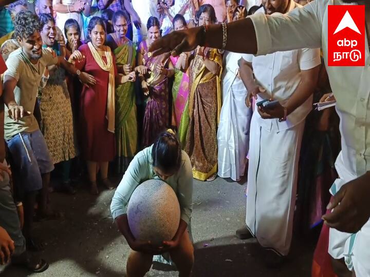 இதில் கலந்து கொண்ட பெண்கள் சுமார் 75 கிலோ எடையுள்ள இளவட்ட கல்லை அசால்ட்டாக தூக்கி வீசி அனைவரையும் வியப்பில் ஆழ்த்தினர்.