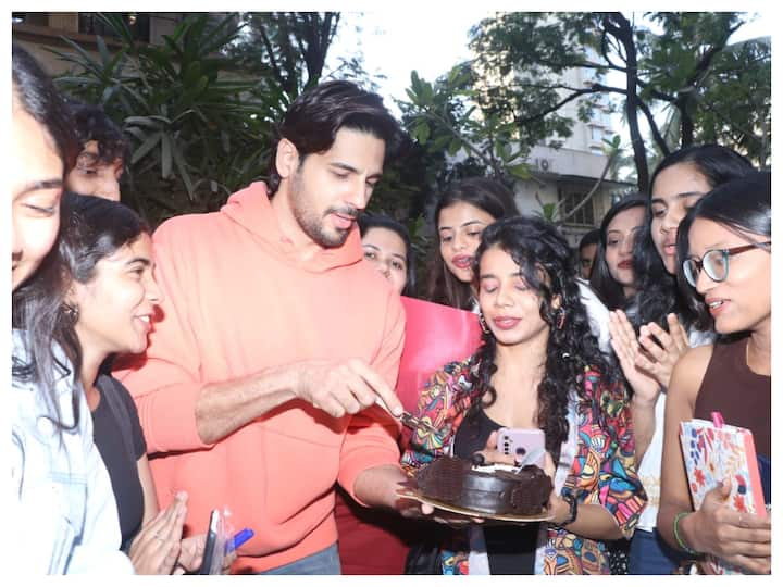 As Sidharth Malhotra turned 39 on January 16, he celebrated his birthday with his fans. Here are some pics: