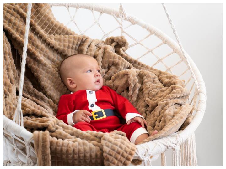 सर्दियों में शिशु के कमरे में हीटर का प्रयोग गर्मी पैदा करने के लिए किया जाता है. लेकिन यह ध्यान रखना जरूरी है कि कमरे का तापमान बहुत अधिक ना हों. कमरे का तापमान 25-28 डिग्री सेल्सियस के बीच होना चाहिए.