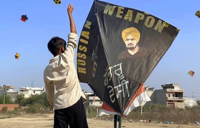 ਉਨ੍ਹਾਂ ਦਾ ਇਹ ਵੀ ਕਹਿਣਾ ਹੈ ਕਿ ‘ਸਿੱਧੂ ਮੂਸੇਵਾਲਾ ਦੀਆਂ ਪਤੰਗਾਂ ਲੱਖਾਂ ‘ਚ ਵਿਕਦੀਆਂ ਹਨ; ਸਿੱਧੂ ਦੇ ਪਤੰਗ ਮੰਗਣ ਲਈ ਲੋਕ ਲਗਾਤਾਰ ਸਾਡੇ ਘਰ ਆਉਂਦੇ ਰਹਿੰਦੇ ਹਨ।’