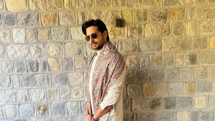 'শেরশাহ' ছবিতে আর্মি অফিসার বিক্রম বাত্রার চরিত্রে অভিনয় করে বিপুল ভালবাসা অর্জন করেন। করোনা মহামারীর আবহে একাধিকবার এই ছবির প্রেক্ষাগৃহে মুক্তির তারিখ পিছিয়ে যায়। অবশেষে ওটিটিতে মুক্তি পেলে সেই বছরের অন্যতম সর্বোচ্চবার দেখা ছবির তালিকায় নাম তোলে 'শেরশাহ'। ছবি: ইনস্টাগ্রাম।
