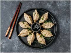 भारत में मोमोज के साथ मिलती है लाल चटनी और मेयोनीज, पाकिस्तान में क्या दिया जाता है?