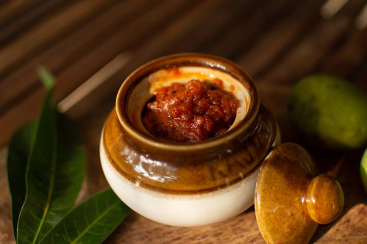 ஊறுகாயை ஓராண்டு ஆனாமல் கண்ணாடி பாட்டிலில் வைத்து பயன்படுத்தலாம்.