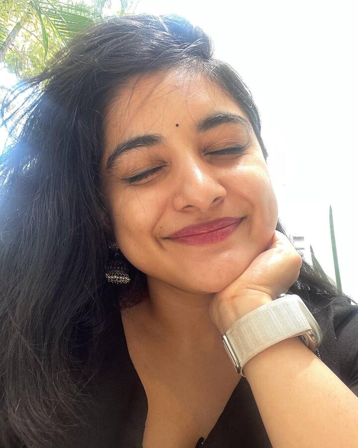 నివేద తన అందంతోనే కాకుండా నటిగాను ఎంతో పేరు తెచ్చుకుంది. నిన్నుకోరి సినిమాతో విమర్శుకుల ప్రశంసలు అందుకుంది. తర్వాత పలు సినిమాల్లో నటిస్తూ బిజిగా మారింది.(Image Source : i_nivethathomas)