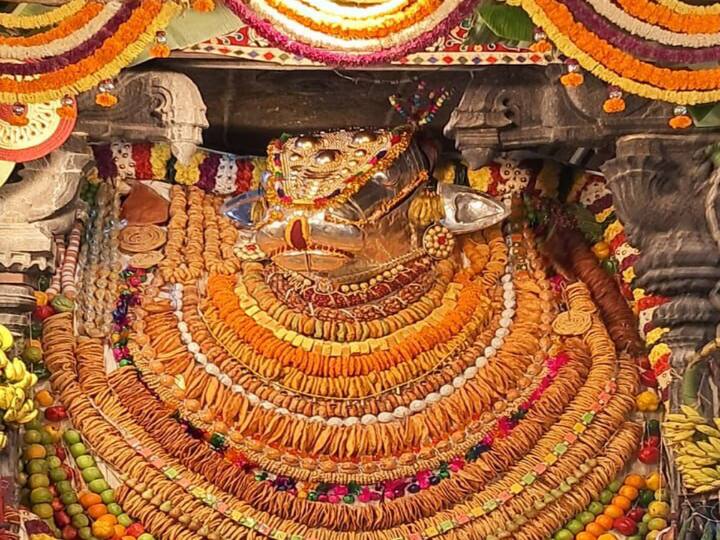 வெள்ளி கவசத்தில் காட்சி தரும் பெரிய நந்தி