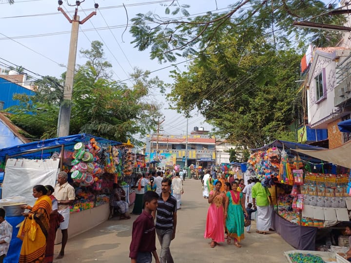 கோவிலுக்கு செல்லும் வழியில் கடைகள்