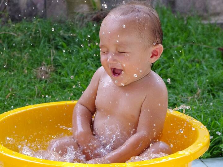 Children Health Tips : हिवाळ्यात मुलांना दररोज आंघोळ घालावी का? नवजात बाळाला आंघोळ घालण्याची योग्य पद्धत जाणून घ्या