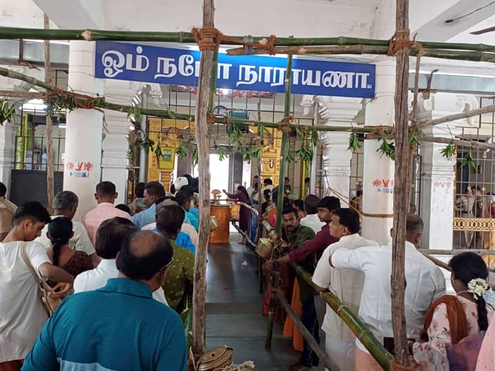 கோவிலில் வழிபாடு செய்வதற்காக வரிசையில் காத்திருக்கும் மக்கள்